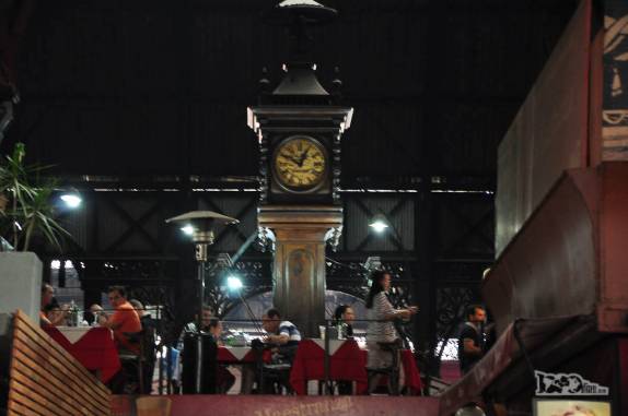 O famoso relógio do Mercado del Puerto, no Centro Velho de Montevideo, no Uruguai